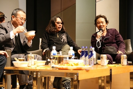 調理終了後、タモリさん「究極のカレー」を試食するゲスト陣。左から山下洋輔さん、みうらじゅんさん、リリー・フランキーさん