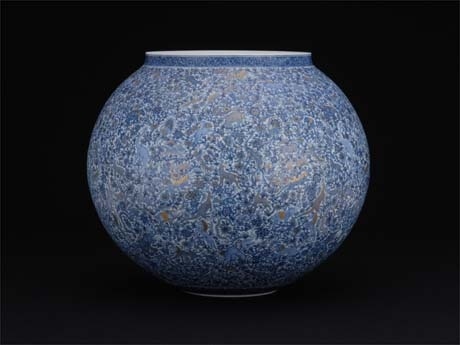 写真＝「森羅万象図」（壷、葉山有樹作）。青山・スパイラルで5月20日まで展示