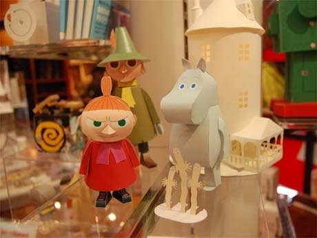 展示の様子。「ムーミン谷の仲間たち」シリーズは、ムーミン、ミー、スナフキンと「ムーミンの家」がセットに