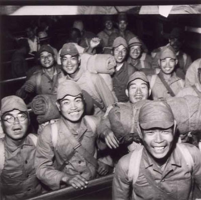 写真＝林忠彦「復員、品川駅」（1946年）。展示は4部構成で12月中旬まで続く