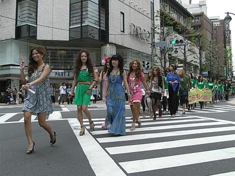 カラフルな衣装に身を包み渋谷の街を闊歩（かっぽ）する「ギャル社長」藤田志穂さん（写真左）とギャル集団