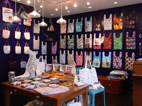 店内の様子。壁一面に並ぶトートバッグは色や柄もさまざま。内装は欧州のギャラリーをイメージしたという