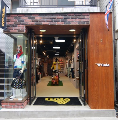 「Gola Tokyo」（店舗の様子）。床には一部人工芝を敷くなど内装は「レトロスポーツ」をイメージした
