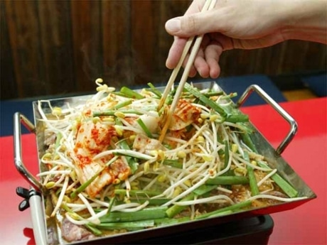 主力のチリトリ鍋。チリトリ状の鍋で肉や野菜を煮込む。「韓国風すきやき」のような甘辛味が特徴