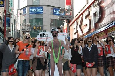 センター街で記念撮影。突然の「黒ひげ集団」登場に一般人が撮影に参加する場面もみられた