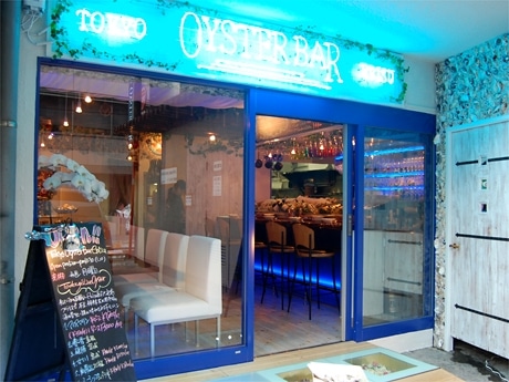 店舗外観。天井のカーテンからはやわらいブルーの照明が。奥には最大9席分の個室も用意した