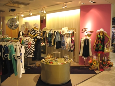 「ラヴァップ」店舗の様子。オフスタイルでも「おしゃれ」心を忘れないセレブカジュアル系の服がそろう