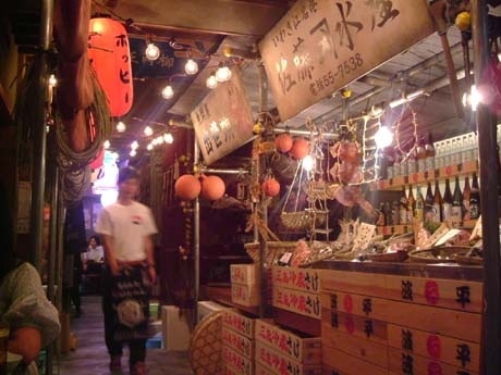 店内の様子。漁港近くの食堂をイメージした店内で働くスタッフのコスチュームも「漁師」風