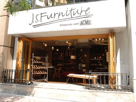 店舗外観。店内は4つの「部屋」で構成し、アンティーク品やオリジナルでミックススタイルを提案する