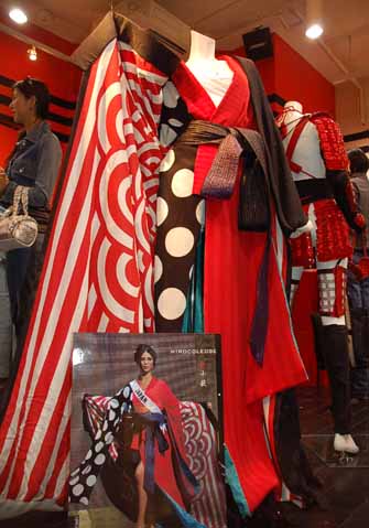 原宿「義志 東京本店」に展示されたミス・ユニバース森さん着用の衣装。大胆な赤と黒が目を引く