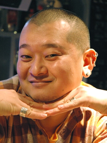 独特のオネエ声とハイテンションさで「どんだけ〜」人気に火を付けた「やすこママ」