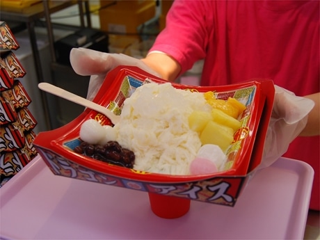 1番人気の「渋谷限定・スペシャルミックス」（480円）。かき氷アイスにフルーツとバニラアイス、ナタデココ、あずきなどを添えた限定メニュー