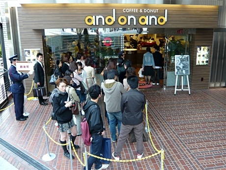 「アンドナンド渋谷公園通りショップ」（写真）はオープン後も店の外まで行列ができるなど客足は上々
