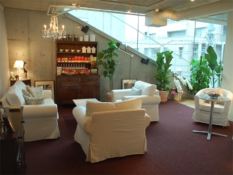 「ジュアールジャパン」店内の様子。キリンやライオンの写真を飾るなど「ケニア」テイストも取り入れた