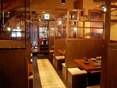 店内の様子。主力の「元祖おおさか鉄板鍋」はスタッフが仕上げまですべてを客席で調理する