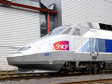 高速鉄道「TGV」（＝写真）。車両の先頭に見える「SNCF」の文字はフランス国鉄のロゴ
