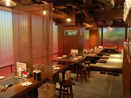 店内の様子。「昭和の下町工場」をイメージした店舗設計はインテリアデザイナー橋本夕紀夫さんが担当
