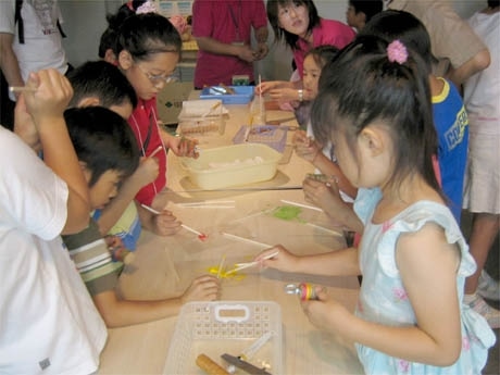 住友林業主催の「こどもの城」夏休み企画でバードコール作りに挑戦する子どもたち