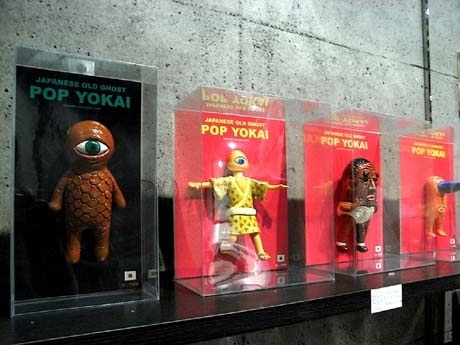 デハラユキノリさんの新作「ポップ妖怪」（写真＝会場の展示風景）