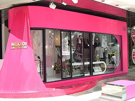 写真＝店舗の様子。一面をピンクに装飾した外観が目を引く