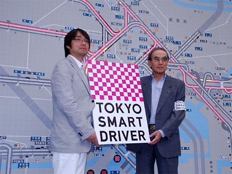 新プロジェクトを発表した首都高・長谷川康司会長（右）と小山薫堂さん（左）−首都高東東京管理局・交通管制センターで