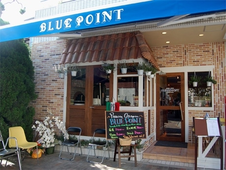 「ナポリの街角」を思わせる店舗外観。外にはテラス席も