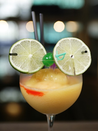 桃・マンゴー・お茶を合わせたノンアルコールカクテル「メガネフェチ」（800円）