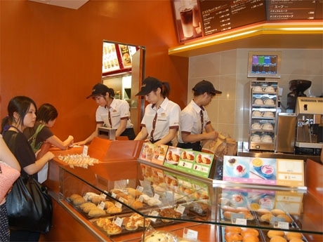 「マックカフェ」恵比寿ガーデンプレイス店（写真＝オープン直後でにぎわう店内の様子）