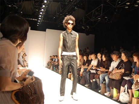 30日、原宿クエストホールで開かれた「ギャルソンシノワ」2008年春夏コレクションの様子