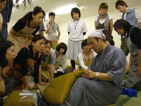 7月に行われた講座の様子。一級寝具製作技能士指導のもと「もめん綿」で座布団作りに挑戦した