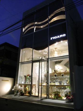 「フィガロ・パー・ベリテ表参道ブティック」（写真＝店舗外観）。設計は仏建築家が担当