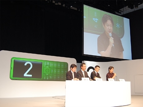 会見にはプロダクトデザイナー深澤直人さん（写真＝1番右）も登場し、新機種について説明した
