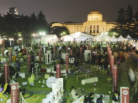 「東京デザイナーズウィーク2006」の会場風景（写真＝屋外で行われた学生作品展の様子）&copy;Nacasa＆Partner's