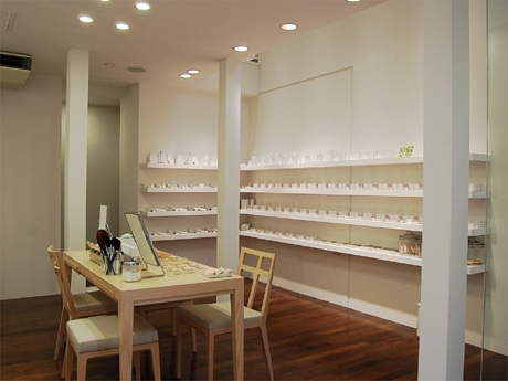 「MAMEW」DAIKANYAMA店内の様子。中央の木製テーブルはオリジナル。店内では音楽環境にもこだわるという