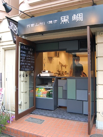 店舗外観。黒を基調にしたモダンなデザインの店舗は既存のたい焼き店とは異なる雰囲気