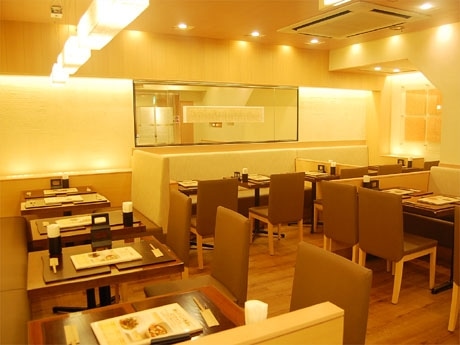 和紙などのナチュラルカラーで「オーガニック感」を出した店内。客席はすべてテーブル席となっている