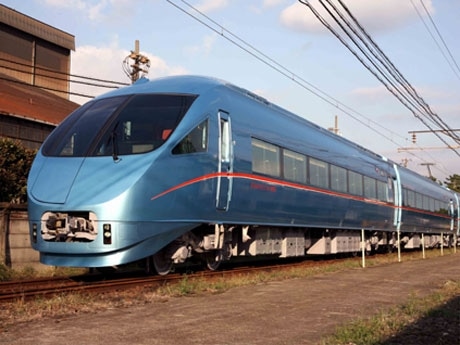 新型ロマンスカー「MSE」（60000形）。鮮やかな青色にはロマンスカーが継承してきたオレンジ色の帯を配した