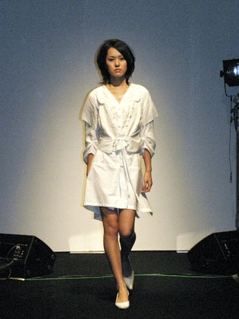 25日代官山BALLROOMで行われたファッションショーより。写真は「harukakimie」（撮影＝ATMK）