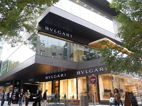 表参道に2日、開業した新商業施設「GYRE」外観。ブルガリ（写真手前）はカフェ併設の旗艦店を出店した