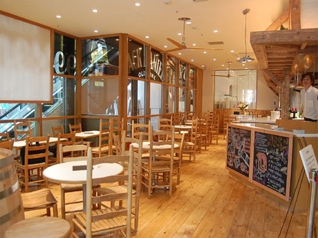 「NOS Pub」店内の様子。旧店舗「B.O.A.C」から内装も一新し、店内にはバーカウンターも設けた
