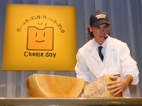 ステージ上で行われる大型チーズのカッティングショー（昨年の様子）。会場では2日間、試食やチーズ料理の実演パフォーマンスなどが楽しめる