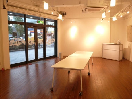 ロフトワーク直営イベントスペース「Ground」。さまざまな企画に対応できるよう白壁のシンプルな内装にまとめた
