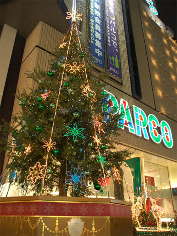 渋谷パルコのクリスマスツリーが点灯（写真手前）。クリスタル・ケイさんの楽曲に合わせイルミネーションがリズムを刻む