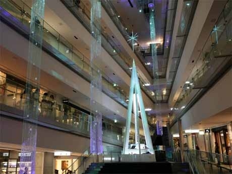 16日から始まった館内イルミネーションの様子。吹き抜け大階段に「クリスタル・ツリー」と光の柱が出現した