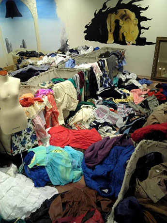店内の様子。ヨーロッパ、米国を中心に買い付けてきたユーズド品が所狭しと並ぶ