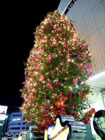 ラフォーレ原宿前の巨大クリスマスツリー。ピンクを基調にした飾り付けは青木むすびさんがディレクションした
