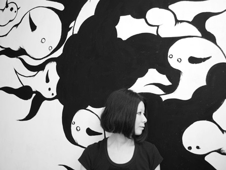 初の個展「ワールズエンド.」で新作を披露するLyさん（写真中央） &copy;Ly