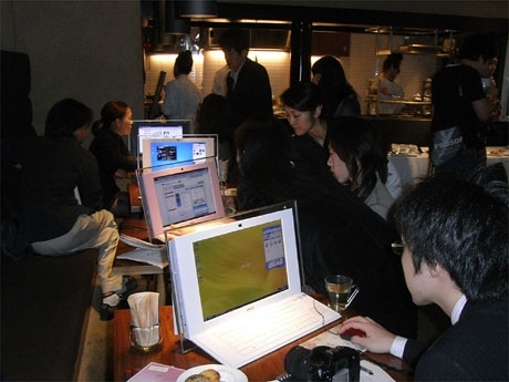 会場となった原宿のカフェ「kurkku kitchen」では会見後、PCを使ったタッチ＆トライも行われた（写真）