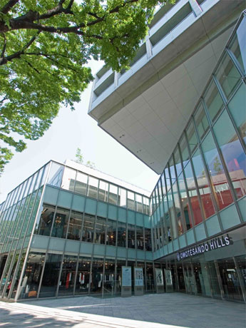 開業2周年で大規模なテナントリニューアルを行うことが決まった表参道ヒルズ（メーンエントランス）