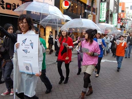 渋谷センター街を練り歩く「シブカサ」メンバーの学生グループ（写真）。レインボーカラーの衣装でプロジェクトをアピールした
